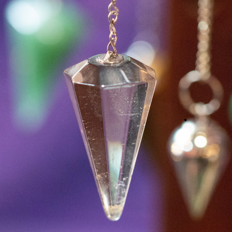 Guidance au pendule pour aider au recrutement d'une personne dans une entreprise par Créations Serpentine.