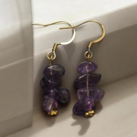 Boucles d'oreilles crochets en acier doré et perles d'améthyste baroque naturelle.