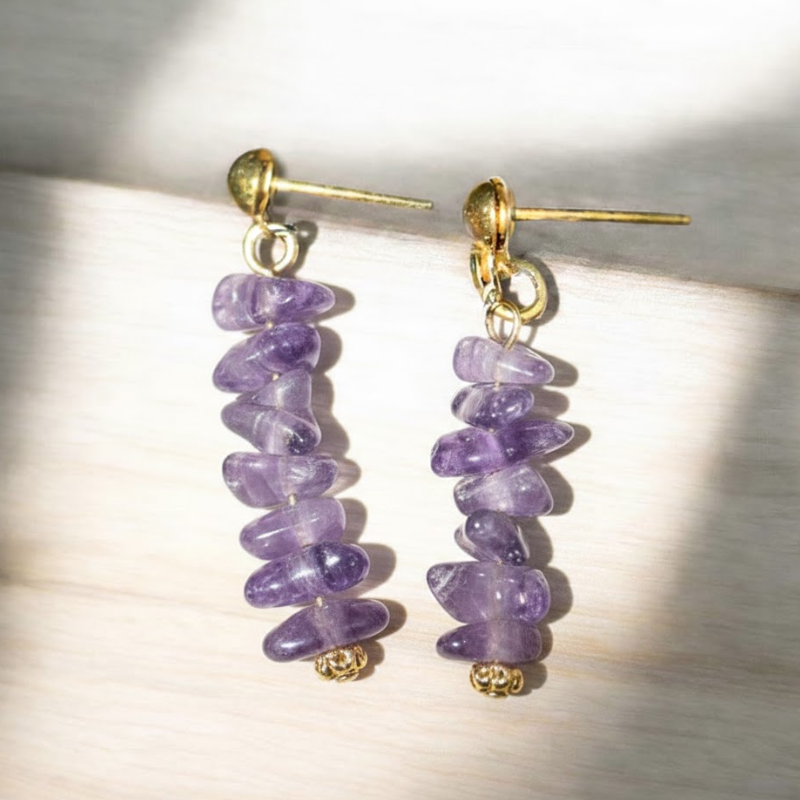 Puces d'oreilles en améthyste baroque naturelle programmées par magnétisme sur clous dorés.