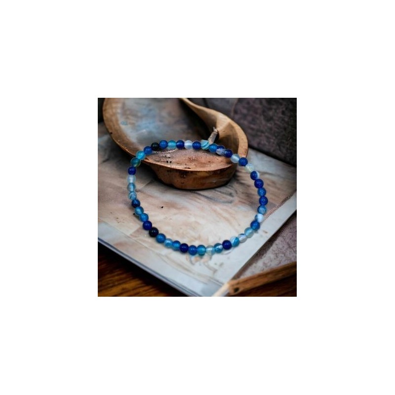 Bracelet élastique artisanal en perles de 4mm d'agate bleue naturelle.