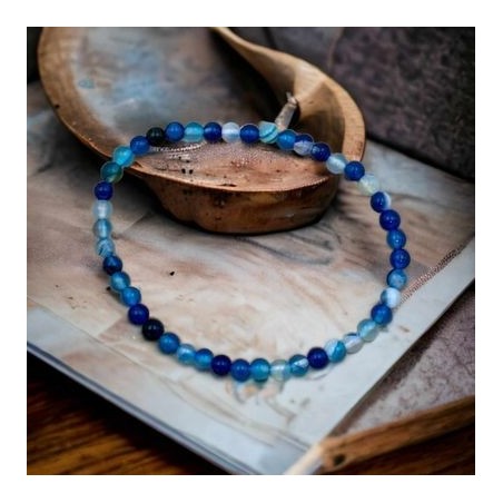 Bracelet élastique artisanal en perles de 4mm d'agate bleue naturelle.