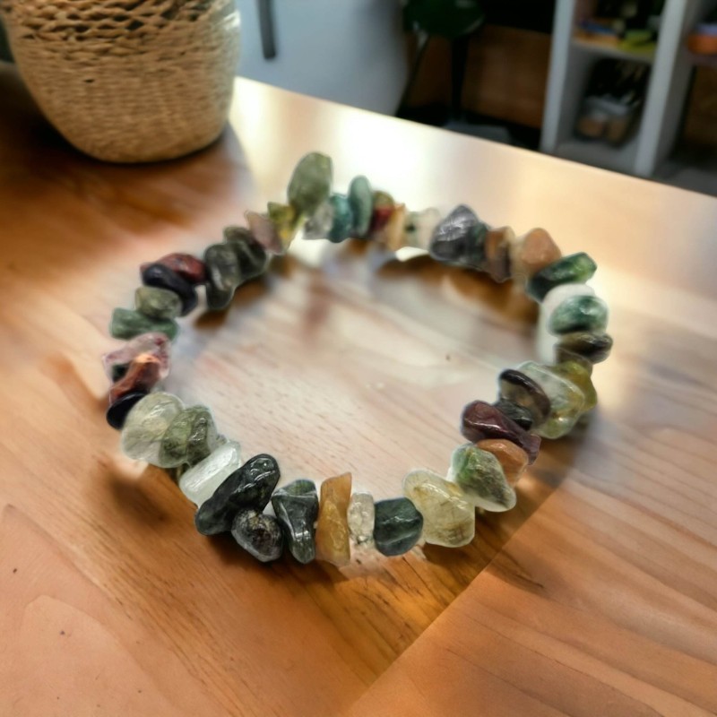 Bracelet élastique en éclats baroques d'agate mousse aux inclusions vertes.