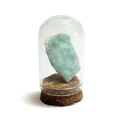 Pierre d'Amazonite brute sous cloche de verre, magnétisée pour l'harmonie et la protection du foyer.
