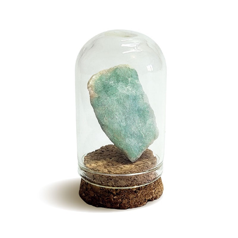 Pierre d'Amazonite brute sous cloche de verre, magnétisée pour l'harmonie et la protection du foyer.