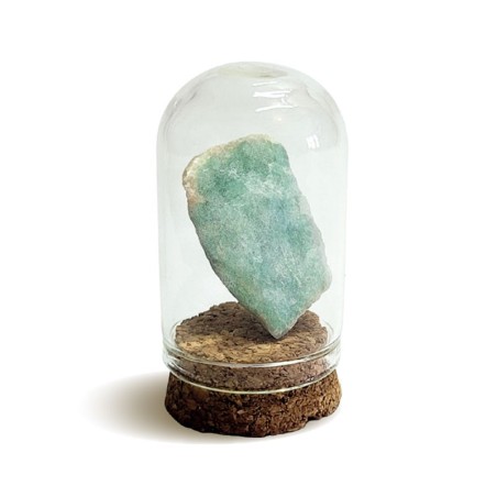 Pierre d'Amazonite brute sous cloche de verre, magnétisée pour l'harmonie et la protection du foyer.
