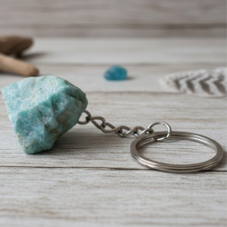 Porte-clé en Amazonite naturelle brute, un talisman nomade magnétisé pour la sérénité et la protection.