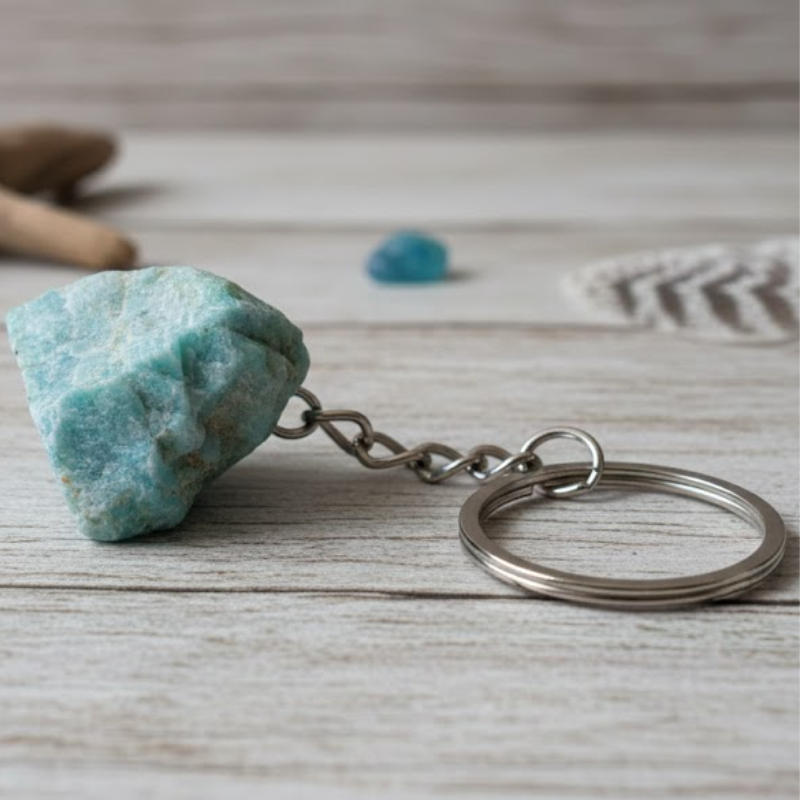 Porte-clé en Amazonite naturelle brute, un talisman nomade magnétisé pour la sérénité et la protection.