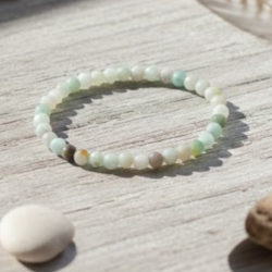 Bracelet en perles de 4mm de fleur d’amazonite naturelle mate et magnétisée.