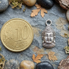 Petit charm tête de Bouddha en métal argenté pour création de bijoux.