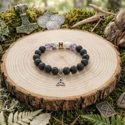 Bracelet sacré Hagalaz : Howlite, Améthyste, Quartz blanc et Pierre de Lave sur socle de bois naturel.