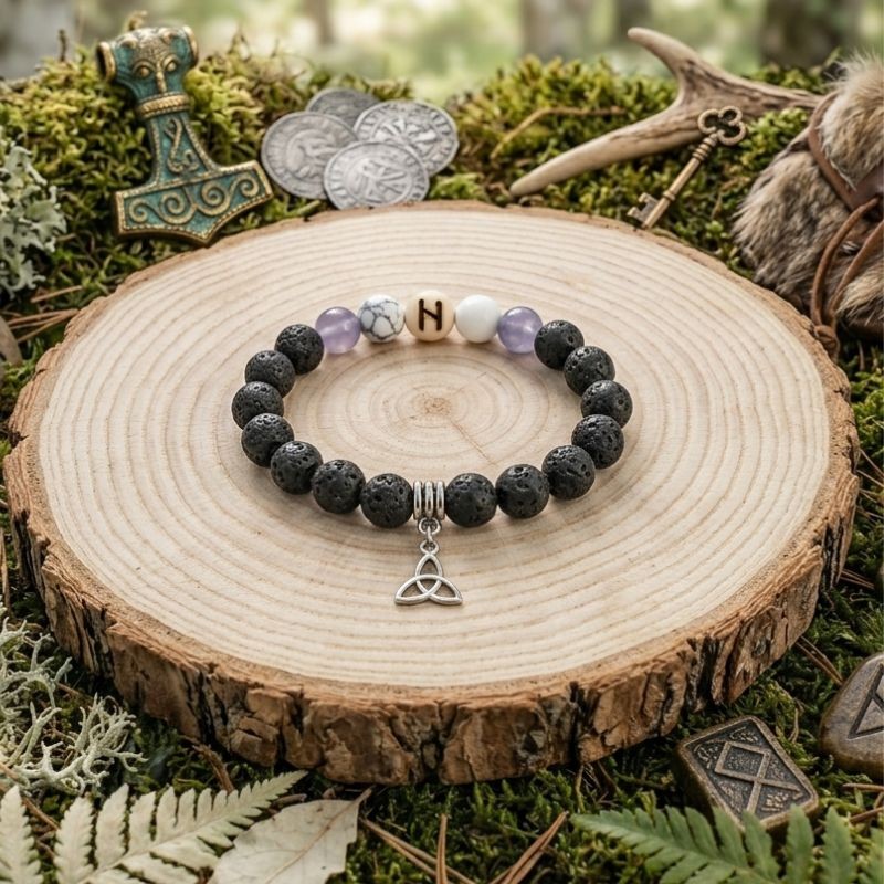 Bracelet sacré Hagalaz : Howlite, Améthyste, Quartz blanc et Pierre de Lave sur socle de bois naturel.
