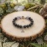 Bracelet sacré Hagalaz : Howlite, Améthyste, Quartz blanc et Pierre de Lave sur socle de bois naturel.